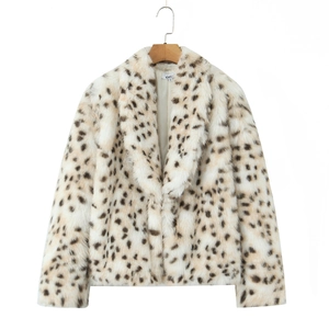 Veste en fausse fourrure léopard pour femme avec coupe courte et col rabattu très tendance