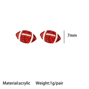 Vue macro de boucles d'oreilles football à paillettes rouges en acrylique de 7mm