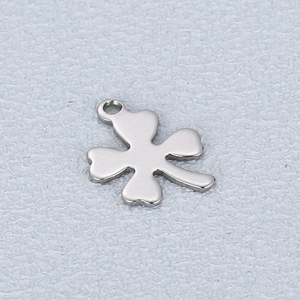 Vue macro d'un pendentif trèfle à quatre feuilles en acier inoxydable avec anneau