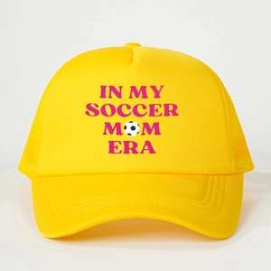 Casquette trucker jaune avec lettrage In My Soccer Mom Era et motif de football