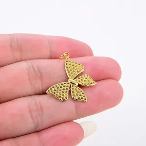 Detailansicht eines goldenen Schmetterlingsanhängers mit gelber Mikropavé-Verzierung