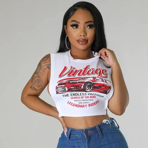 Dettaglio di un crop top bianco con grafica racing rossa vintage e stampa slogan