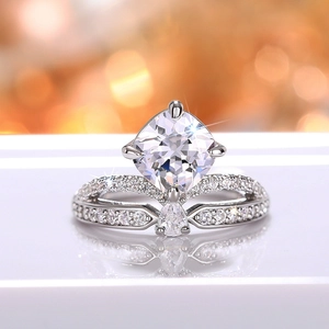 Luxe kroonring met cushion-cut zirkoon en dubbele rij pavé-zetting in zilverkleur
