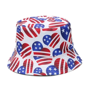 Détail du chapeau bob blanc avec motifs de cœurs drapeau USA et coutures précises