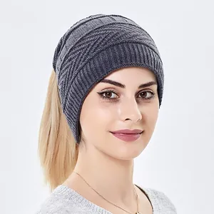 Graue Strickmütze für Damen mit Pferdeschwanz-Loch und dickem Thermofutter