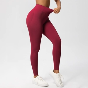 Nahaufnahme der nahtlosen burgunderroten Yoga-Hose mit hoher Taille und Bauchkontrolle