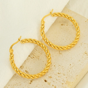 Créoles torsadées en acier inoxydable plaqué or 18K sur fond de pierre naturelle