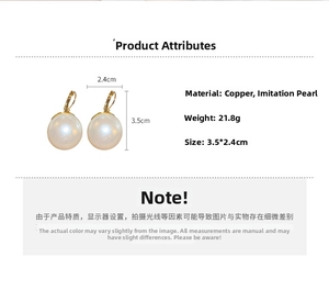 Détail de boucles d'oreilles perles avec crochets en cuivre doré, taille 3,5x2,4 cm