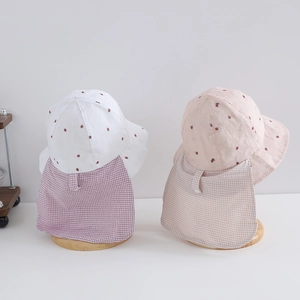 Chapeau de soleil enfant avec broderie fraise et protège-nuque en blanc et rose