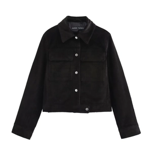 Détail d'une veste en velours côtelé noir avec boutons argentés et poches sur fond blanc