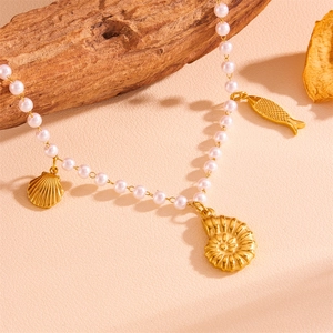 Détail de pendentifs coquillage et étoile de mer sur collier de perles de plage