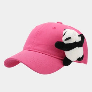 Détail de la casquette rose pour enfants avec une jolie peluche de panda 3D attachée