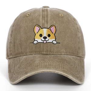 Détail en gros plan d'une casquette de baseball kaki délavé avec broderie Corgi mignonne.