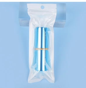 Pinceau poudre rétractable bleu dans son étui métallique avec emballage de vente transparent