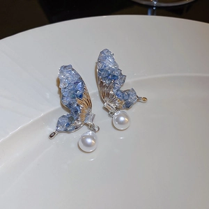 Orecchini a farfalla in argento con cristalli blu e una perla bianca pendente elegante