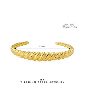 Size guide for vintage stainless steel gold bracelet showing 5.5cm inner diameter detail