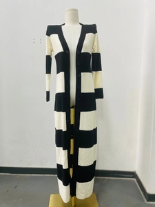 Détail du cardigan long en maille à rayures noires et blanches avec encolure en V boutonnée