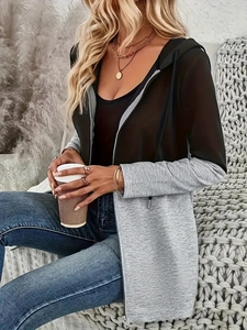 Giacca da donna con cappuccio, coulisse e patchwork in rete nera e grigia