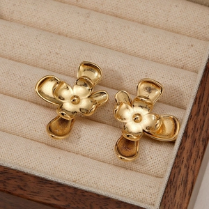 Boucles d'oreilles vintage fleurs doubles dorées en acier inoxydable sur coffret en velours