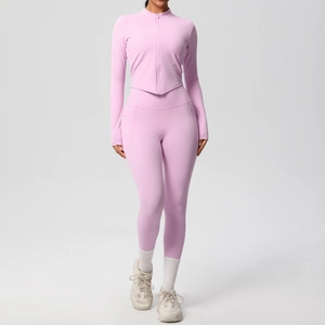 Vue de face d'un ensemble de yoga rose avec veste zippée et legging sur un mannequin