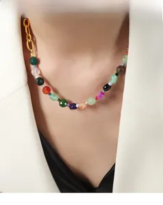 Détail du collier de perles d'agate naturelle avec maillons de chaîne plaqués or