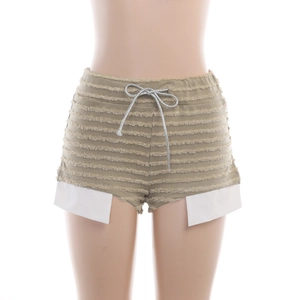 Détail du short en maille rayé kaki avec poches contrastées blanches et cordon de serrage