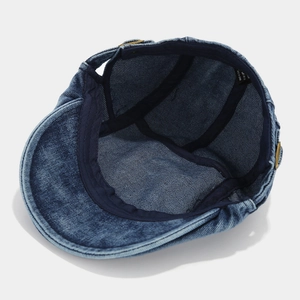 Vue intérieure du béret en jean vintage avec doublure noire et étiquette de taille