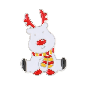 Détail de broche renne de Noël avec bois rouges et écharpe rayée épingle émaillée festive