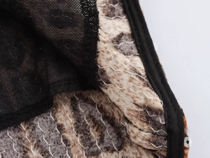 Détails de robe à paillettes léopard montrant la doublure en maille et les finitions