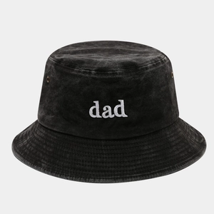 Détail de la broderie dad sur bob en coton lavé avec œillets d'aération en métal