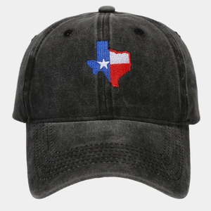 Détail de la broderie du drapeau du Texas sur une casquette en coton délavé noir