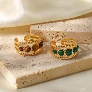 Classico anello aperto in oro con cinque pietre di malachite verde e metallo intrecciato