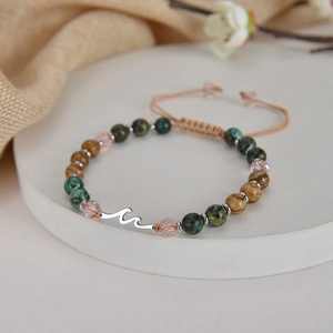 Böhmisches geflochtenes Naturstein-Wellenarmband mit Edelstahl-Ozeancharm in der 45-Grad-Ansicht
