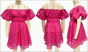 Vue en trois dimensions d'une robe courte fuchsia à épaules dénudées et manches bouffantes