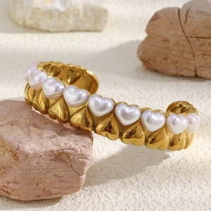 18K vergoldetes Edelstahl-Armband mit weißen Herzperlen und elegantem Vintage-Finish