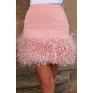 Détail d'une mini-robe rose avec ourlet en plumes d'autruche pour soirées