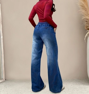 Achteraanzicht van wijde jeans met hoge taille, trekkoord en vintage wassing