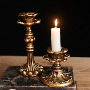 Set di candelieri francesi vintage in resina dorata su libri antichi decorativi
