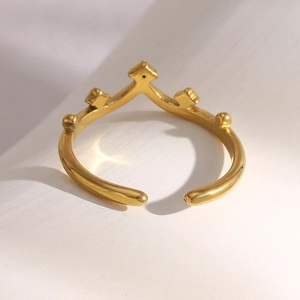 Detail view of 18K gold plated crown ring with V-shaped structure and sparkling crystals