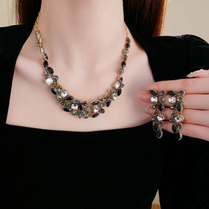 Gros plan d'un ensemble de collier et boucles d'oreilles vintage en cristal sur un modèle