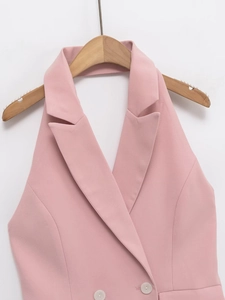 Détail d'un gilet licou rose avec texture tissée et col à revers pour femme