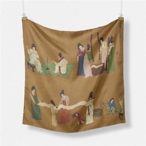 Détail du foulard en soie avec motif de peinture chinoise ancienne et tissu lisse