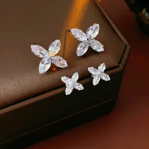 Paire de boucles d'oreilles papillon en zircon et alliage argent sur un écrin