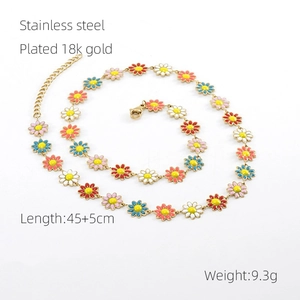 Détail du collier marguerite coloré en acier inoxydable plaqué or 18k sur fond blanc