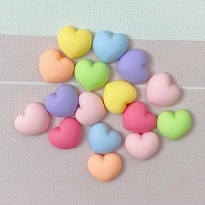 Mini breloques cœurs en résine mate colorée pour nail art et création de bijoux DIY