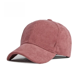 Vue détaillée du velours côtelé rose et des coutures de la casquette de baseball