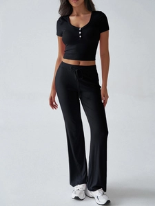 Dettaglio completo nero Y2K con top corto con bottoni e scollo a U e pantaloni coulisse