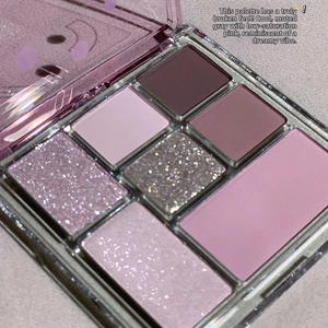 Nahaufnahme der DIKALU 7-Farben-Lidschattenpalette mit Graurosa Matt- und Glitzerfarben