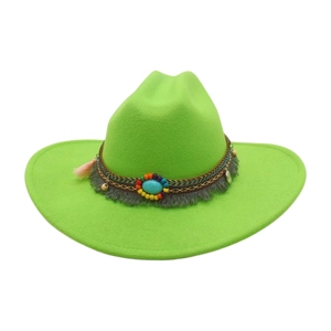 Détail d'un chapeau de cowboy vert vif avec gland bohème et pierre turquoise