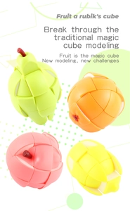 Detalle de cubos mágicos con forma de frutas: pera, naranja, manzana y limón para niños